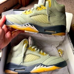 Air Jordan 5 Jade Horizon/ Desert Sand size 5.5